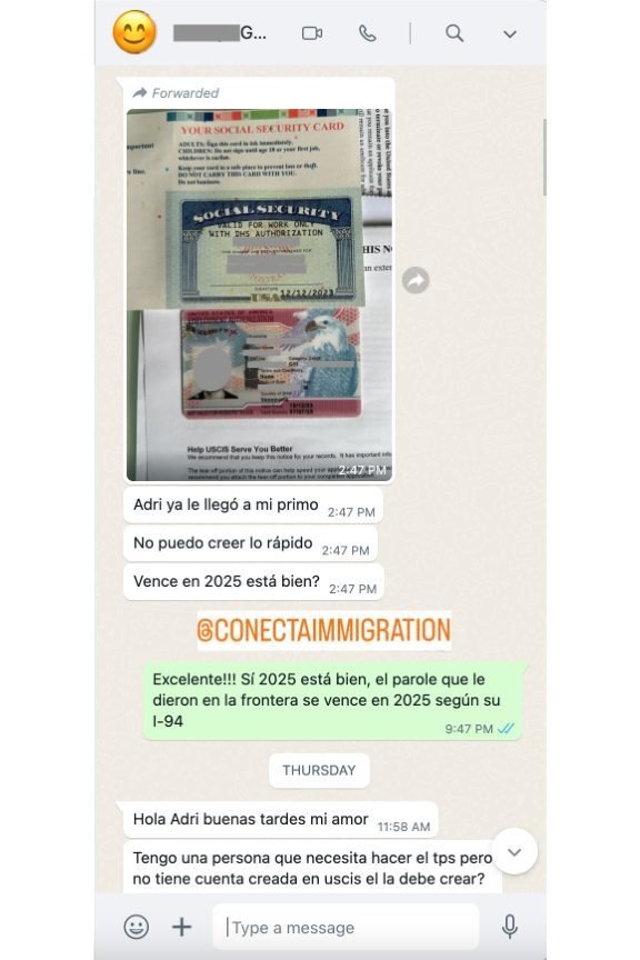 Adriana atendiendo a un cliente en Conecta Immigration